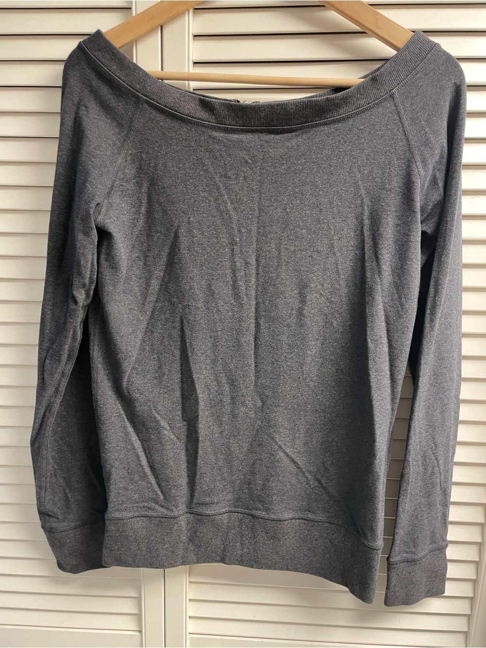 Lululemon Women’s Long Sleeve Pullover Top with Zippered back Gray 18”
Ptp as is